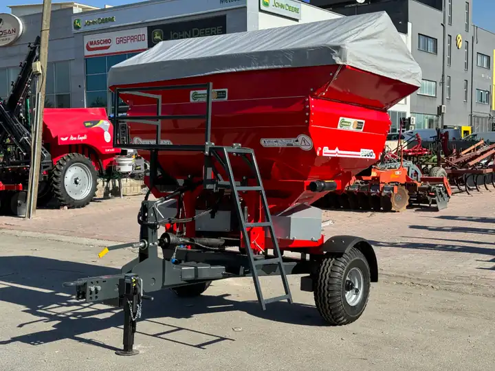 Agrohasat 2500 LT Çekilir Tip Gübre Serpme Makinası ürün görseli